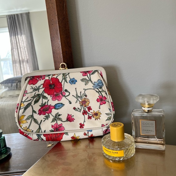 Vintage Handbags - Vintage Almondo Floral Clutch